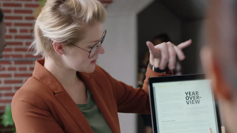 personas de negocios profesionales que se reúnen compartiendo datos de investigación financiera lluvia de ideas equipo de marketing que muestra estadísticas de gráficos en la pantalla de una tableta que trabaja en la oficina presentación