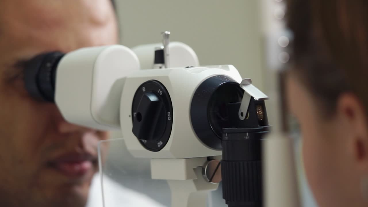 examen ocular en curso