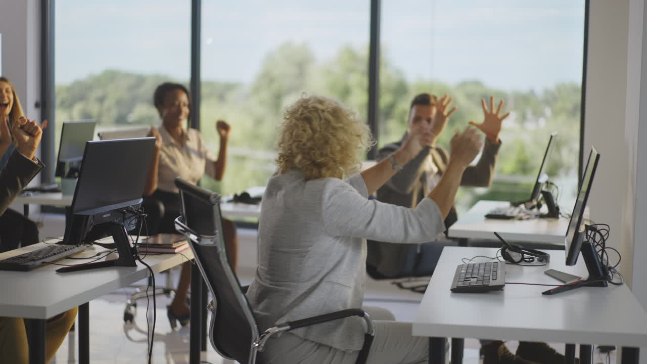 La squadra celebra il successo in ufficio
