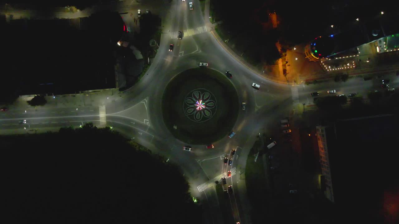 vista aérea del lapso de tiempo de la carretera de circunvalación con coches circulares por la noche en una pequeña ciudad europea