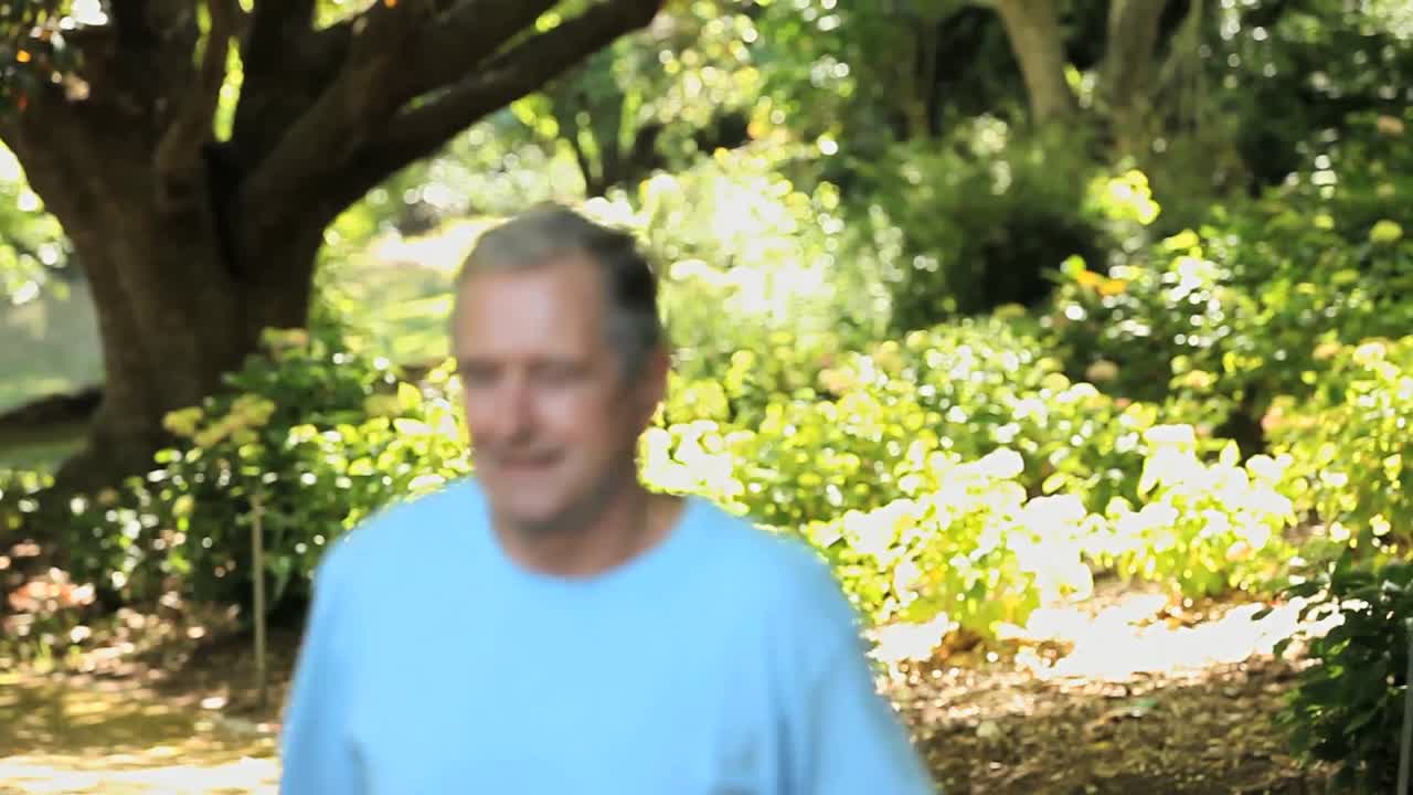 anciana y su marido corriendo