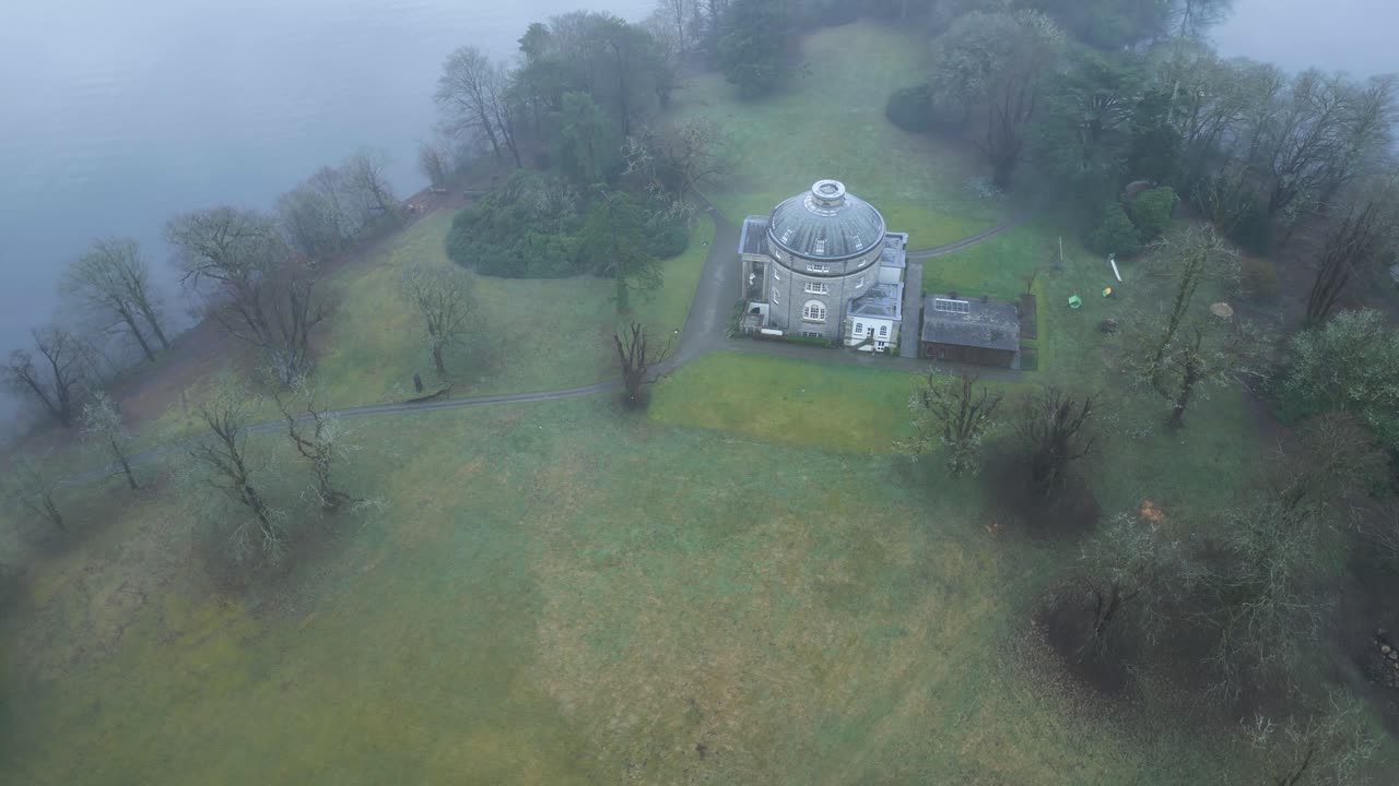 Drone som delvis sirkler over en privat eiendom, som ligger midt i Windermere-sjøen, i byen Bowness-on-Windermere i Westmorland, England