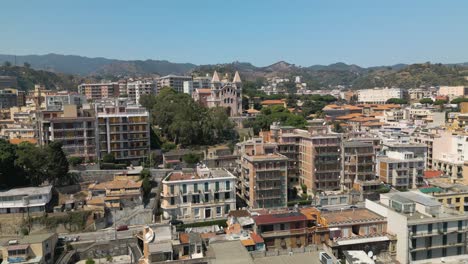 Iglesia-De-Santa-María-Di-Montalto-En-Messina,-Italia---Hermosa-Toma-De-Drones