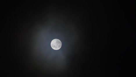 Wolken-Ziehen-Vor-Vollmond-An-Einem-Dunklen-Himmel-Vorbei-1