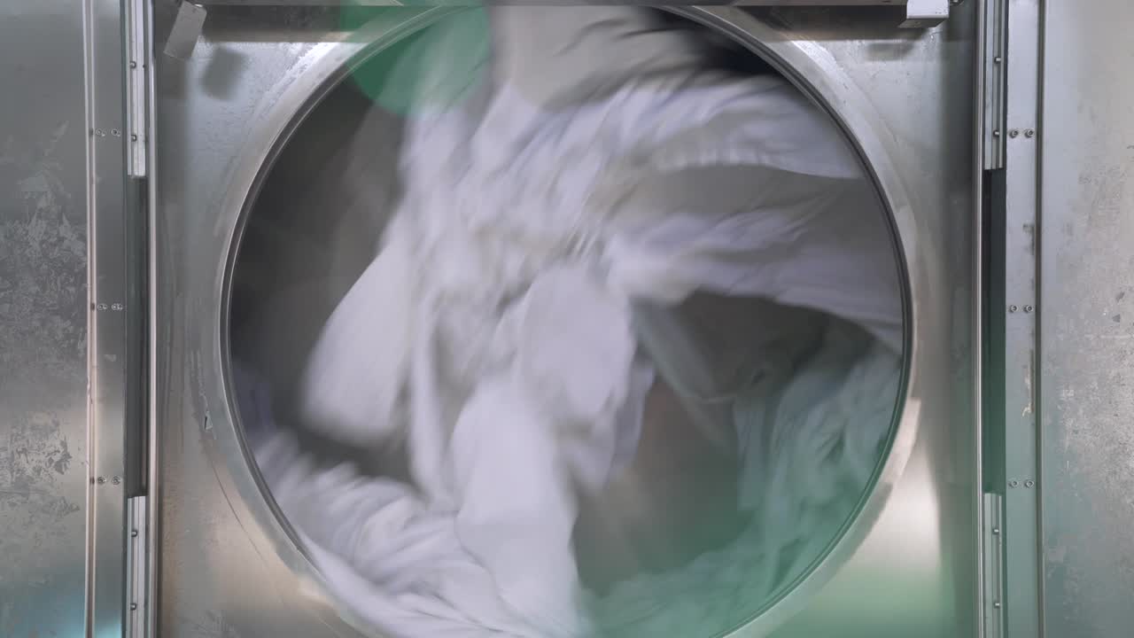 video en 4k de una máquina de secado industrial está secando una gran cantidad de textiles