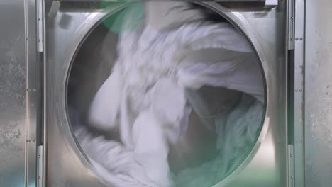 video en 4k de una máquina de secado industrial está secando una gran cantidad de textiles