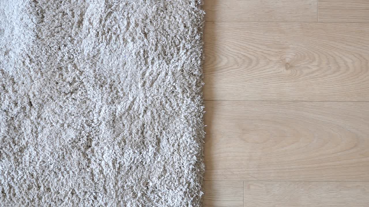 alfombra beige en el suelo de madera clara