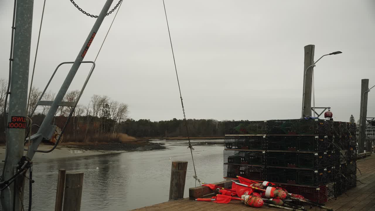 크레인과 갈매기가 있는 부표 및 랍스터 트랩