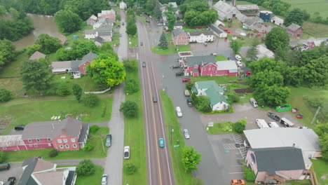 Vista-Aérea-De-La-Pequeña-Y-Encantadora-Ciudad-De-Vermont-En-Un-Hermoso-Día-De-Verano