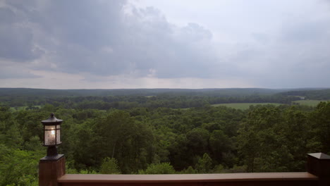 An-Einem-Bewölkten-Sommerabend-Im-Süden-Von-Missouri-Schieben-Sie-Sich-Vom-Deck-Eines-Großen-Ausgangs-In-Richtung-Von-Bäumen,-Grünen-Feldern,-Wald-Und-Hügeln-Hinaus