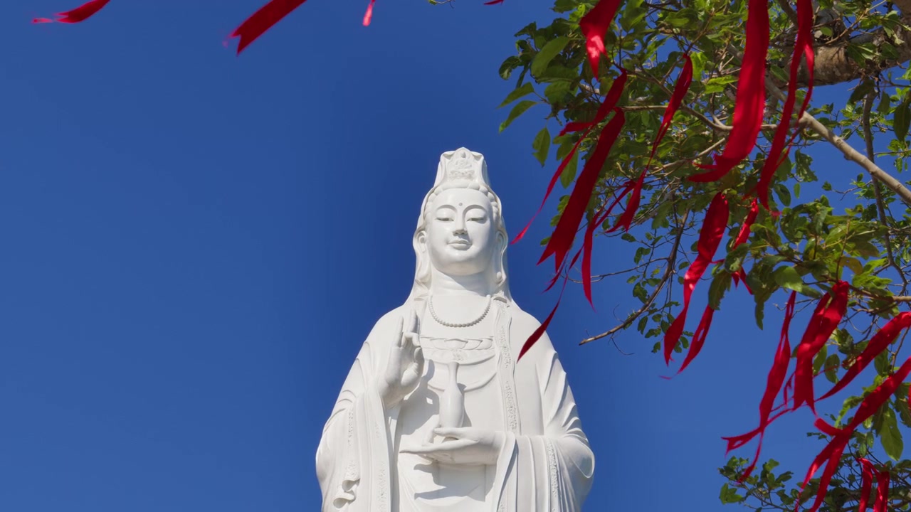 Estátua da Senhora Buda (Deusa da Compaixão) na Pagoda Linh Ung em Da Nang, Vietnã. Plano geral