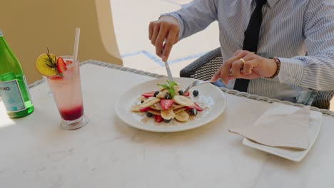 disfrutando mientras corta su postre