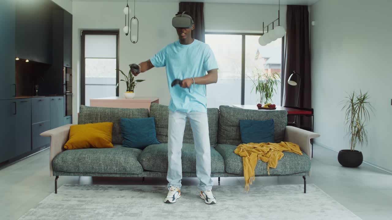 Un uomo che usa la realtà virtuale in un soggiorno