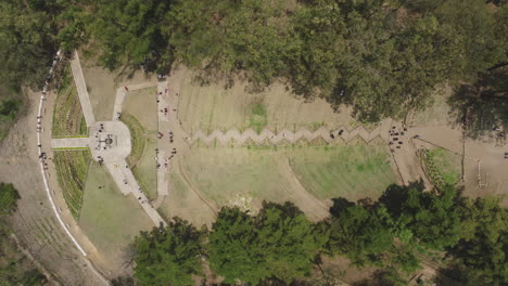 瓜地馬拉安提瓜的塞羅德拉克魯斯山 (cerro de la cruz) 的觀光客的靜態上下空中影像