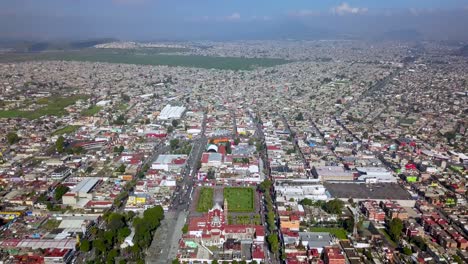 vista superior de drones de una iglesia católica en la encantadora ciudad de chalco méxico, y vista del centro y las carreteras hacia la ciudad de méxico