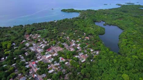 aldea comunitaria de chabolas dentro de la isla tropical de isla grande, colombia