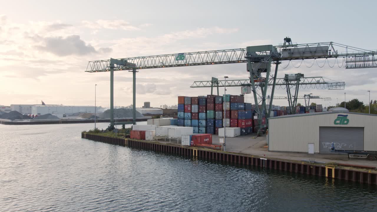 puerto silencioso con contenedor por la tarde