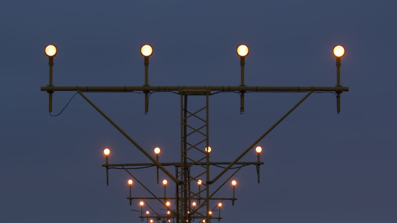 aterrizaje nocturno del avión: luces de aproximación y aeronave