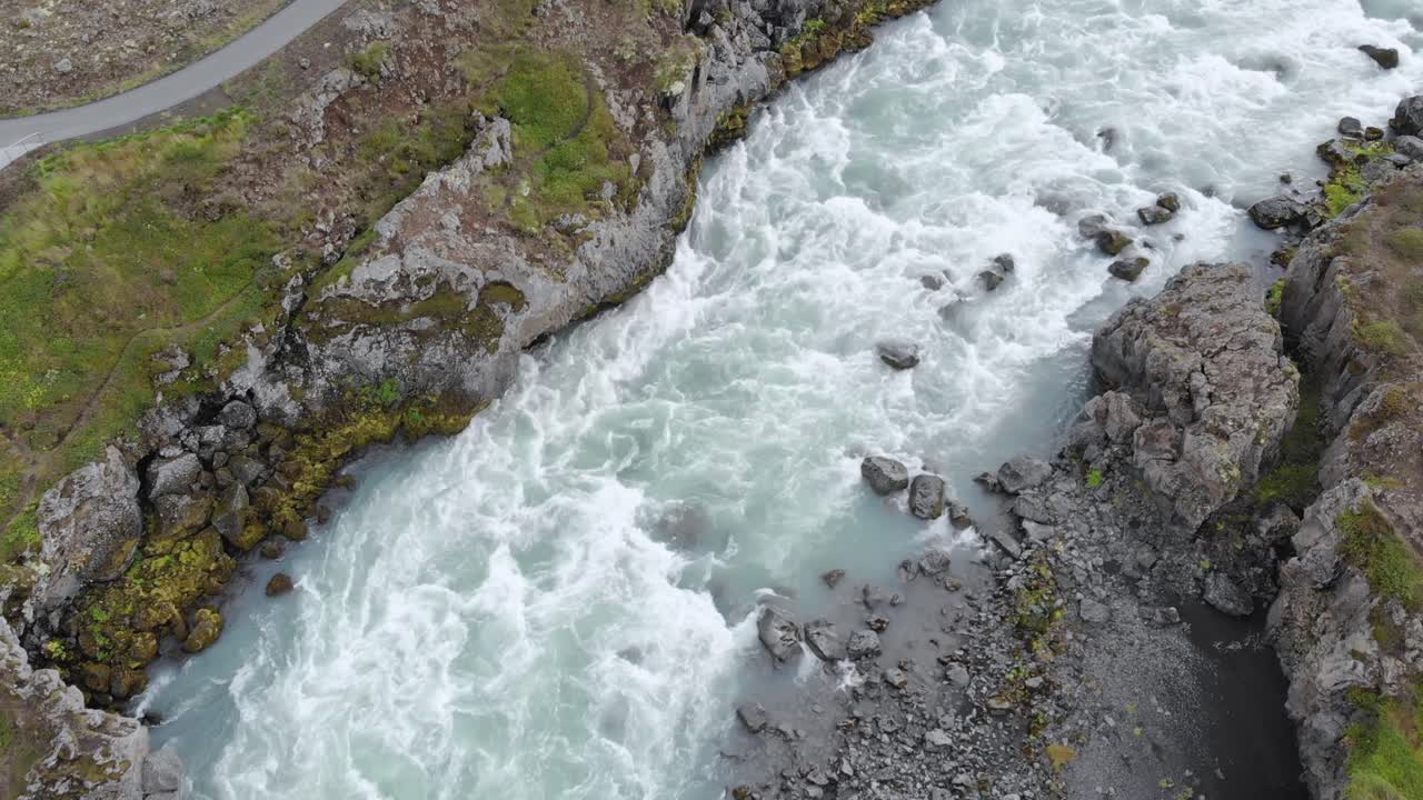 godafoss 폭포의 하향식 공중 빙하 물의 강력한 흐름