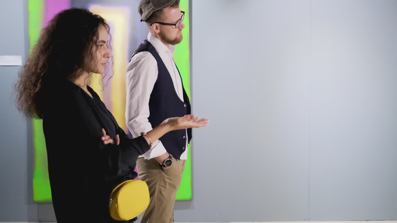 pareja visitando una galería de arte