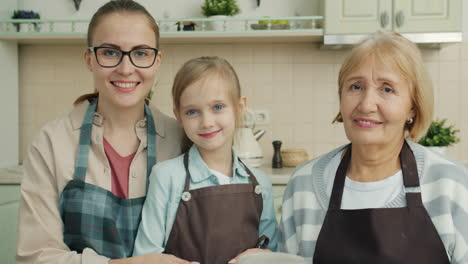 familia feliz en la cocina
