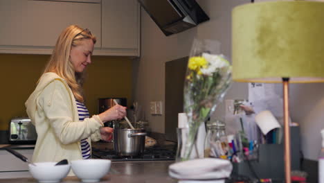 mujer cocinando en la cocina