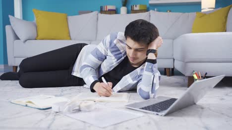 retrato de un joven freelance. un joven trabajando con una computadora portátil.