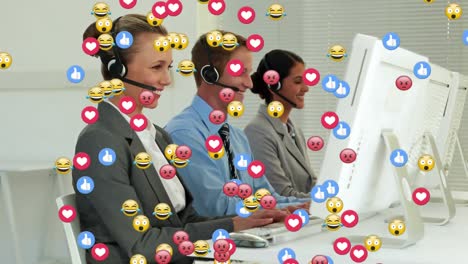 Animation-Von-Emoji-Symbolen-über-Verschiedenen-Geschäftsleuten,-Die-Ein-Telefon-Headset-Verwenden