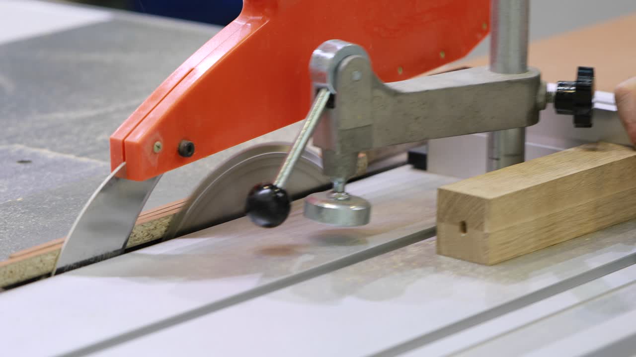 плотник, работающий с деревообрабатывающей машиной, современной технологией в промышленности.