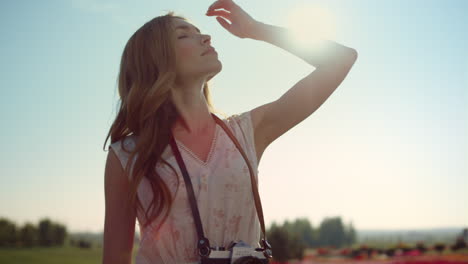 retrato de una hermosa mujer disfrutando del sol en un día de verano. hermosa chica jugando con el cabello