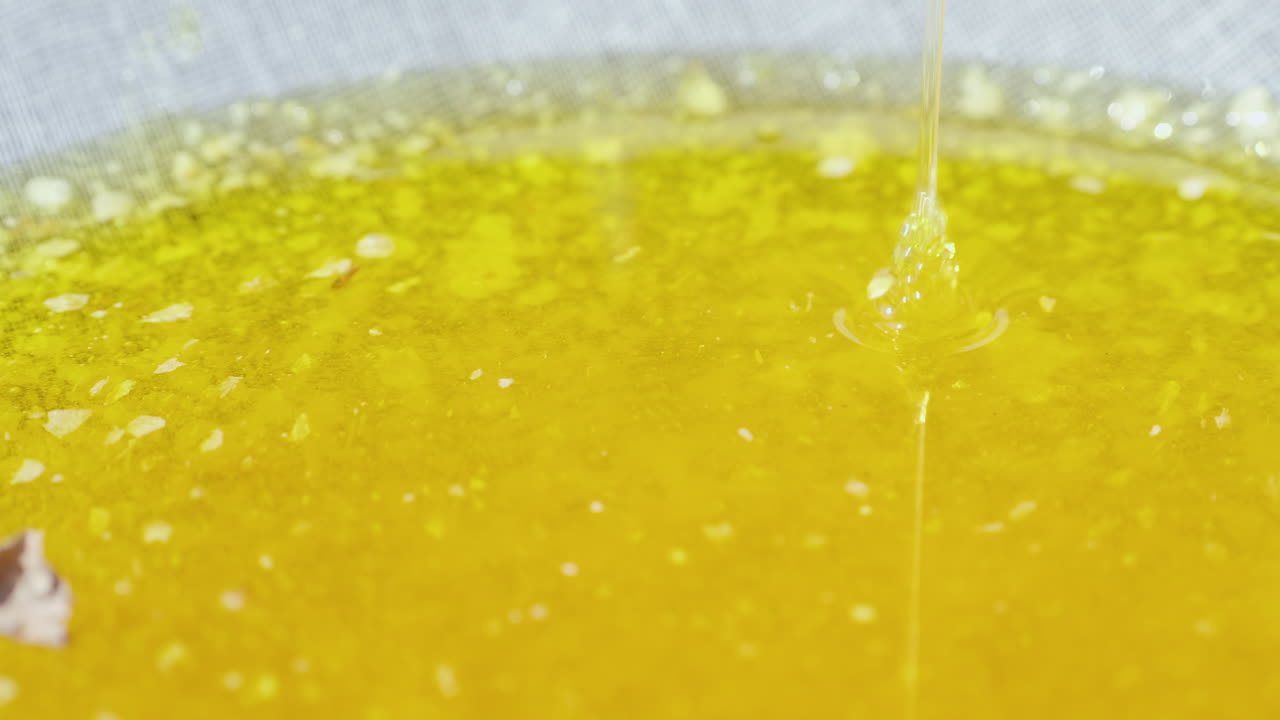 produktion af honning på en lille hjemme bihave frisk ufiltreret honning strømmer til filteret 4k video
