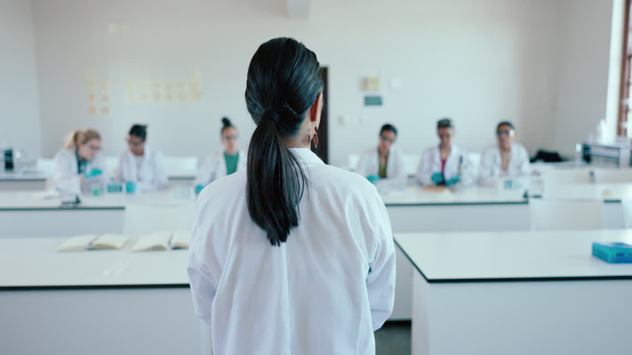 교실, 교수 및 학생과 과학