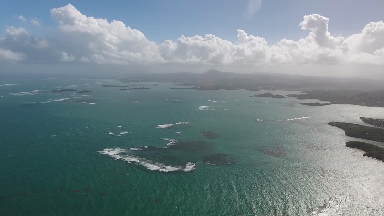 Ripresa aerea con drone durante un pomeriggio soleggiato. Volo alto su un paesaggio costiero.