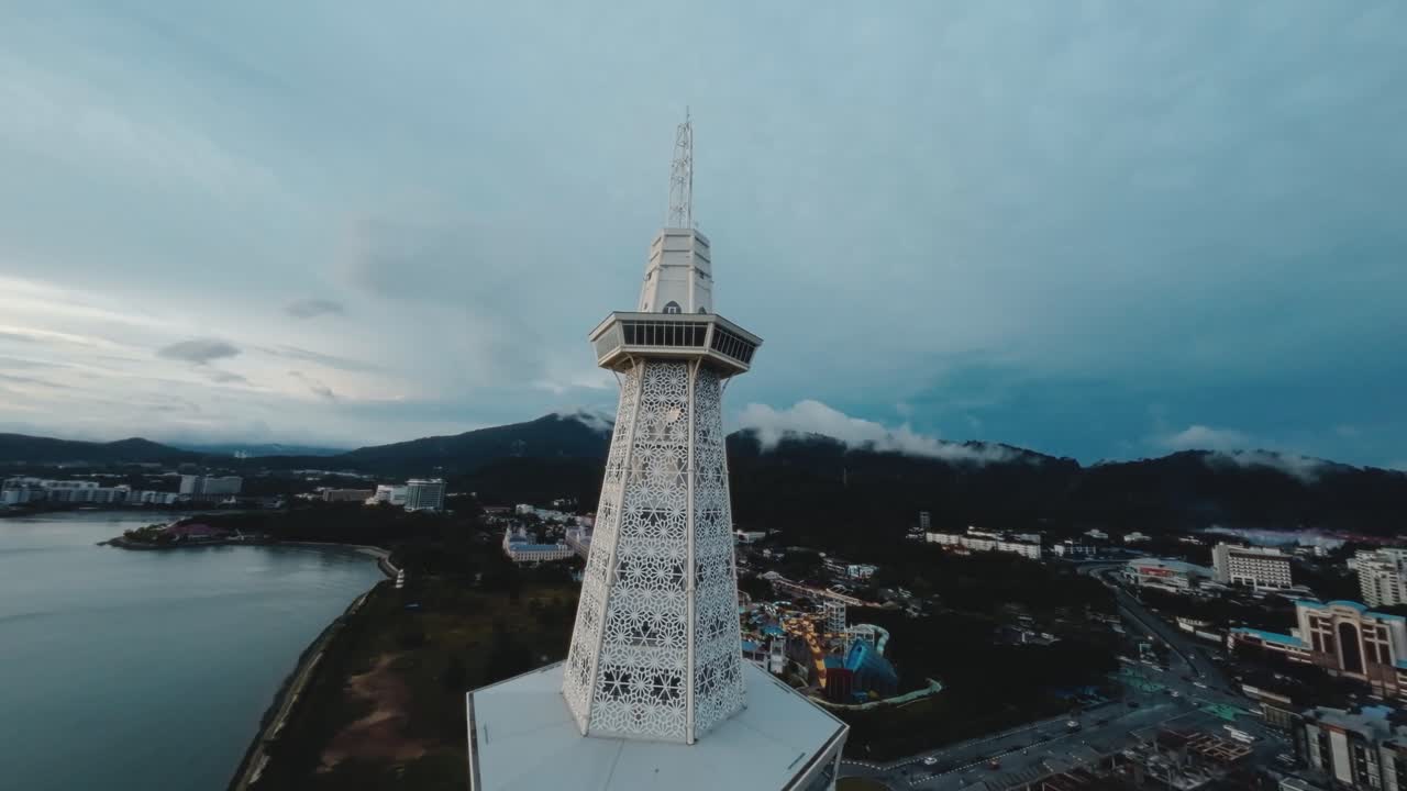 이 fpv 영상은 langkawi에 있는 maha tower의 독특한 전망을 제공하며, 그 현대적인 건축적 우아함과 주변 열대 풍경을 숨막히는 공중 관점에서 보여줍니다.