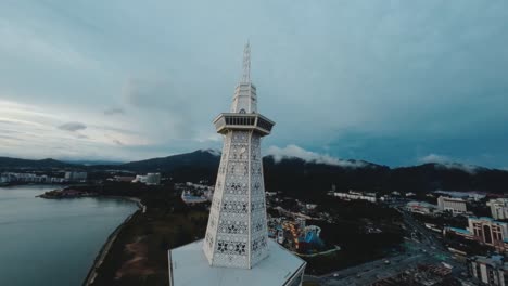 Las-Imágenes-En-Primera-Persona-Ofrecen-Una-Vista-Excepcional-De-La-Torre-Maha-En-Langkawi,-Mostrando-Su-Moderna-Elegancia-Arquitectónica-Y-El-Paisaje-Tropical-Circundante-Desde-Una-Impresionante-Perspectiva-Aérea.