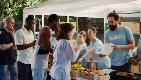 los voluntarios empáticos proporcionan comidas gratis