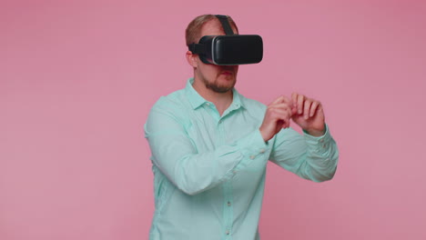 Mann-Nutzt-Virtuelle-Realität,-Futuristische-Technologie,-VR-Headset-Helm,-Um-Ein-Simulations-3D-Videospiel-Zu-Spielen