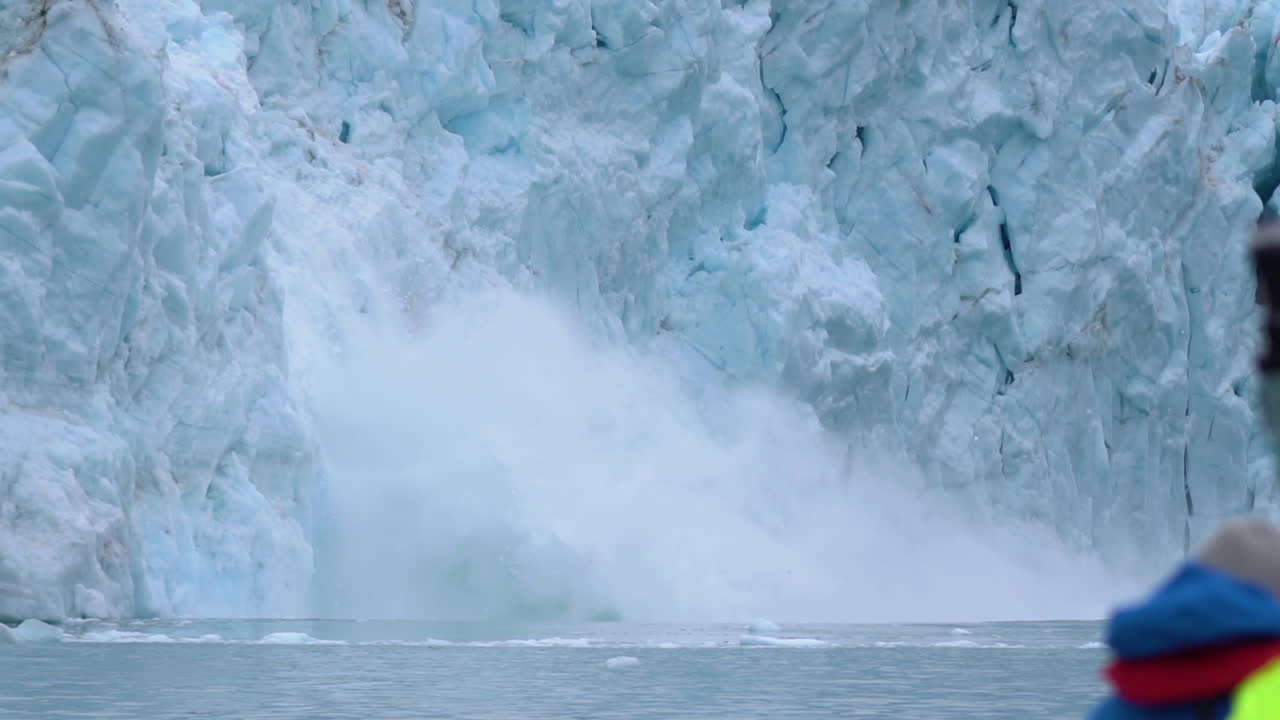 빙하에서 추운 북극 바다로 부히는 얼음 조각, 승객 포브, 느린 모션