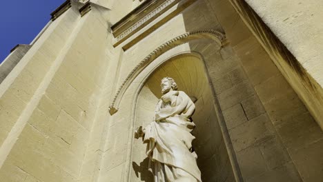 figura de piedra en una pared de una iglesia en francia