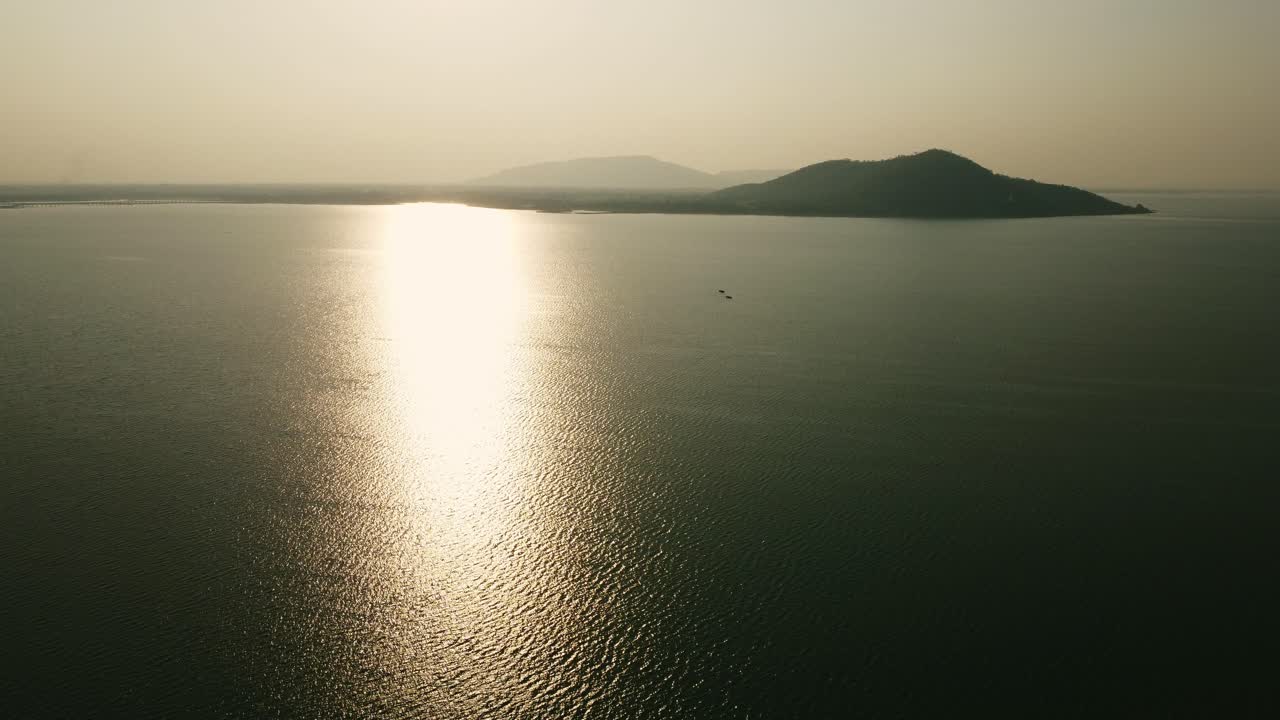 tomada aérea del paisaje al final de la presa de pa sak jolasid al atardecer