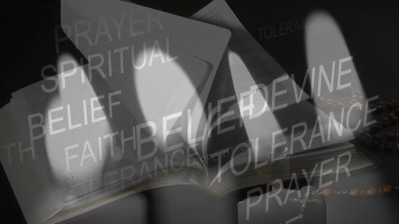 불타는  ⁇ 불과 열린 책에 대해 움직이는 여러 단어