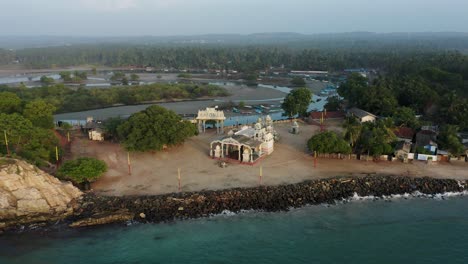colorido templo hindú en la costa tropical de sri lanka, muthumariamman