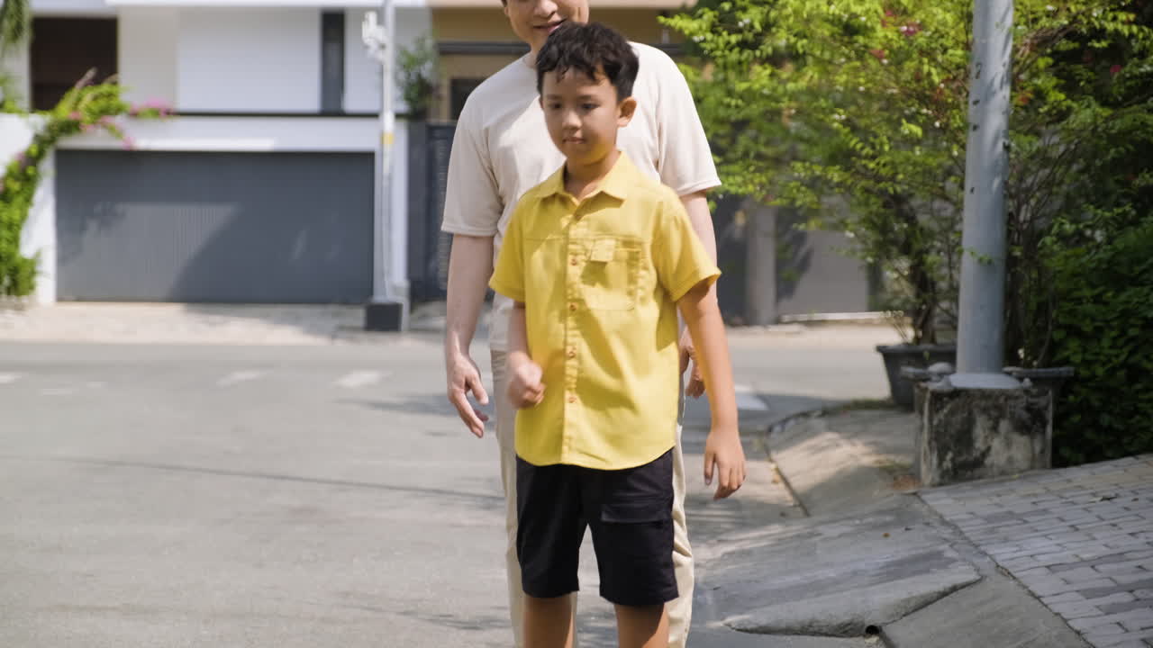 ชายชาวเอเชียและเด็กชายกำลังสนุกสนานกลางแจ้ง