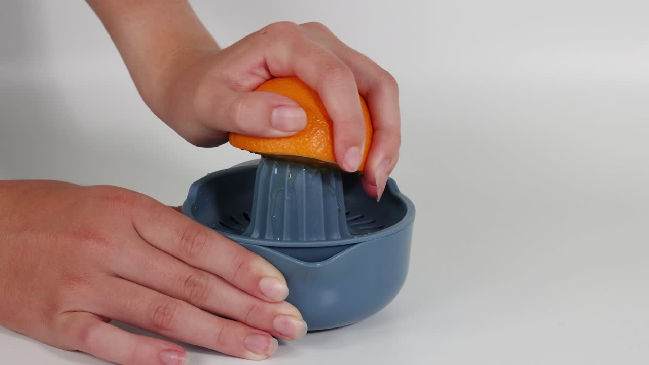 secuencia de exprimir el jugo de naranja manualmente