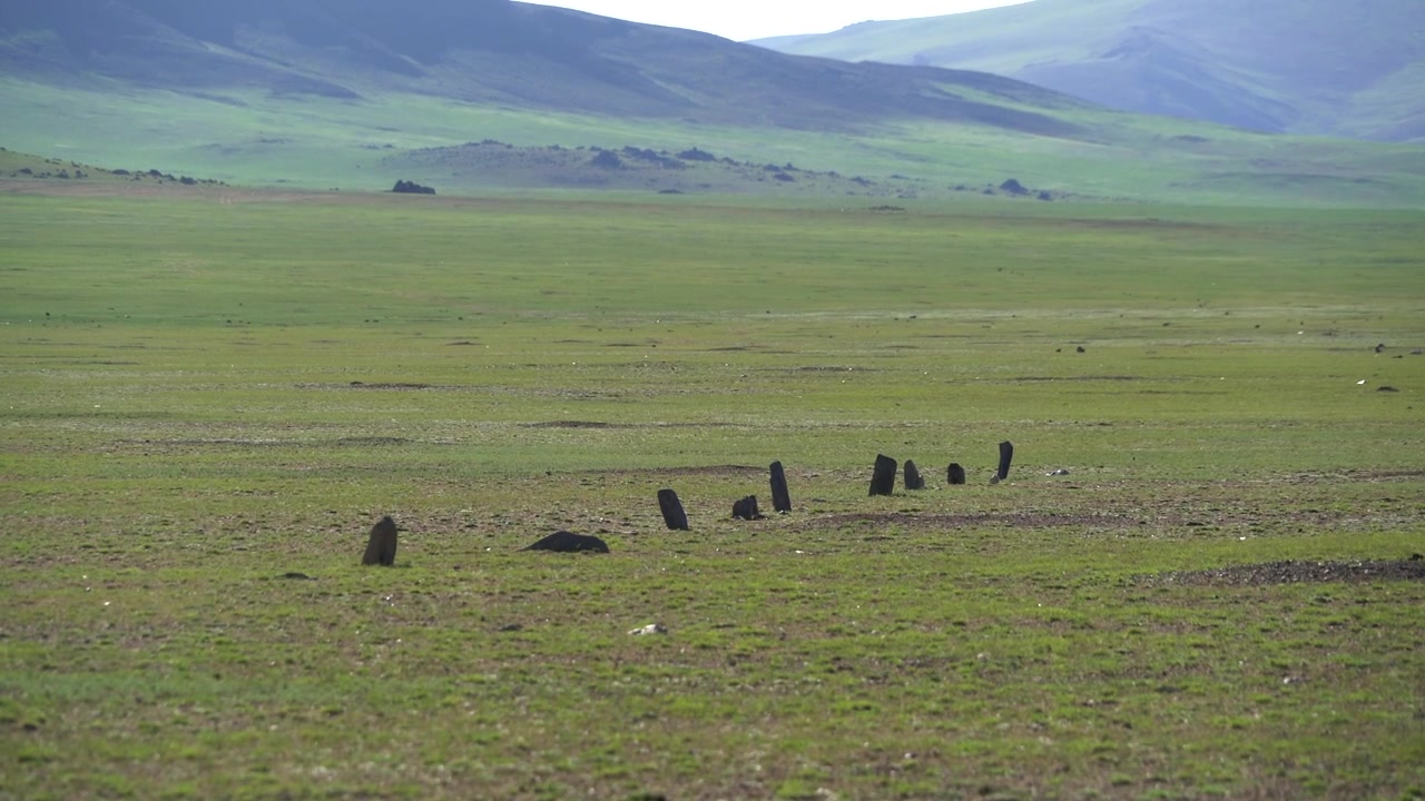 Antichi monumenti in pietra eretti in una vasta steppa verde mongola