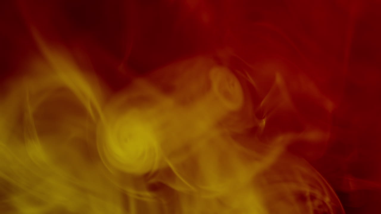 humo abstractamente colorido sobre un fondo negro