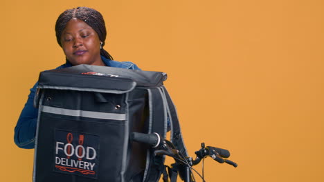 mensajero desempaquetando la bolsa de entrega de alimentos