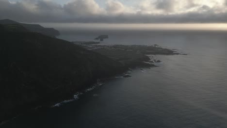 Pueblo-De-Mosteiros-En-La-Isla-De-São-Miguel-Con-Una-Espectacular-Costa-Al-Atardecer,-Vista-Aérea