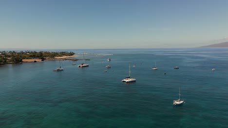 Antena-Sobre-El-Arroyo-Kahoma-Frente-Al-Oeste-De-Maui-Volando-Sobre-Catamaranes-Amarrados-Con-Vista-De-La-Isla-Lanai-En-El-Fondo