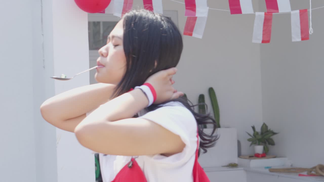 인도네시아의 독립기념일인 '롬바 발라프 레렌그 (lomba balap kelireng) '에 참가하는 아시아 젊은이들